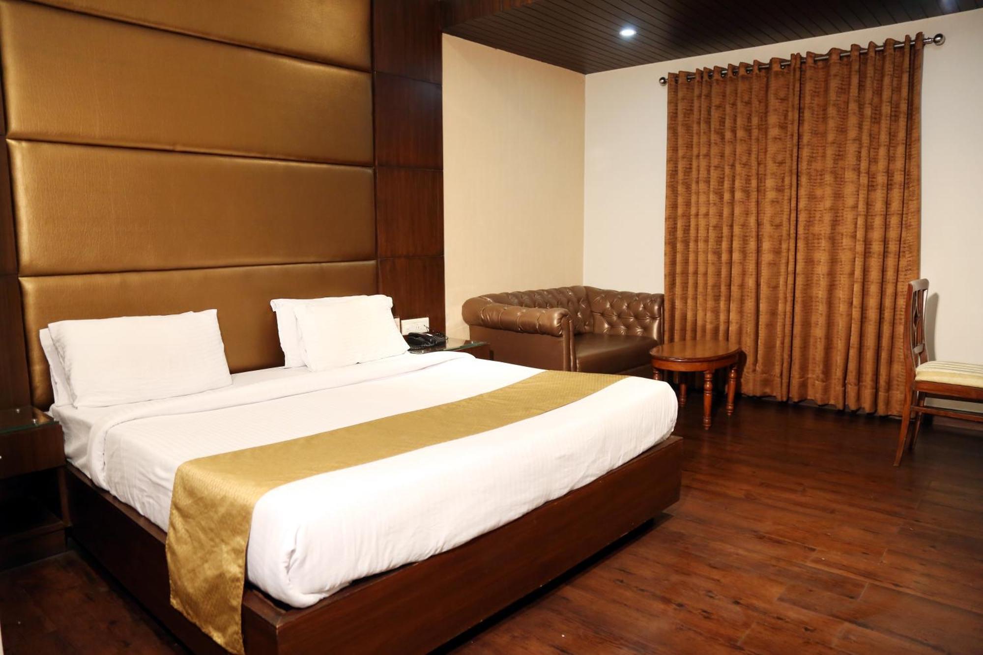 Hotel Imperial Executive Ludhiana Exterior foto